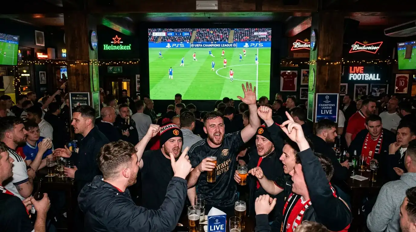 Tifosi guardano una partita di Champions League su un grande schermo in un locale